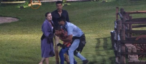 Douglas e JP brigame m 'A Fazenda 8' Douglas e JP brigame m 'A Fazenda 8'