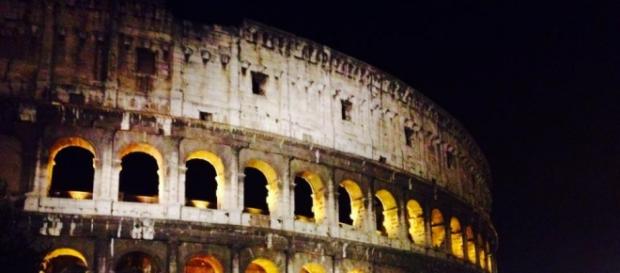 Un immagine che mostra Il colosseo a Roma Un immagine che mostra Il colosseo a Roma