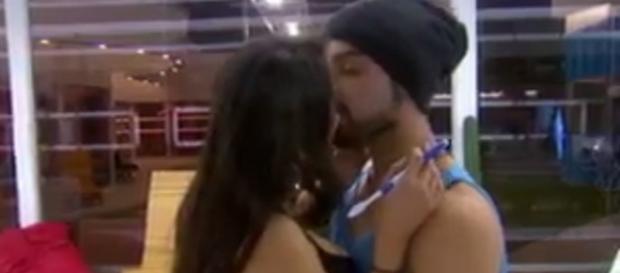 Vera besando a Rossana en Big Brother 2015 Vera besando a Rossana en Big Brother 2015