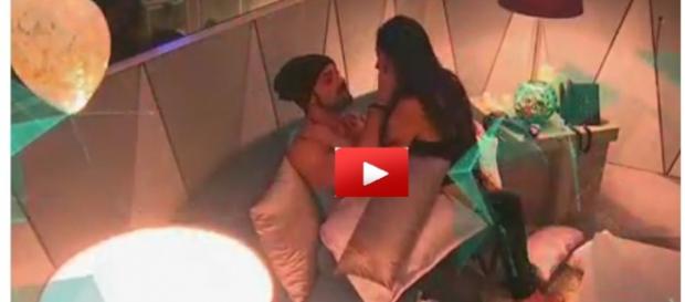 Vera y Ross: cita íntima en la suite Vera y Ross: cita íntima en la suite