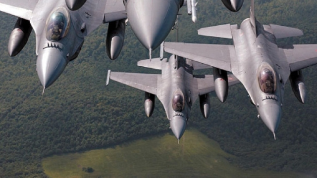 Francia bombarda l'ISIS a Raqqa