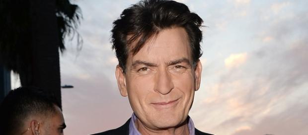 Charlie Sheen está com AIDS e fãs ficam chocados Charlie Sheen está com AIDS e fãs ficam chocados