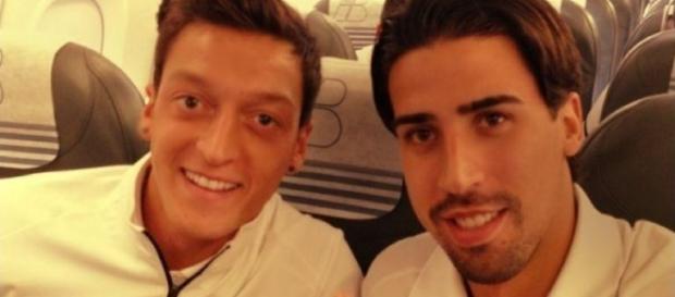 Mesut Özil und Sami Khedira im Flugzeug Mesut Özil und Sami Khedira im Flugzeug