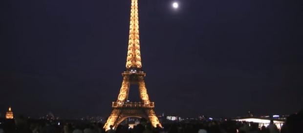 Wieża Eiffla, symbol Paryża i Francji (YT screen) Wieża Eiffla, symbol Paryża i Francji (YT screen)
