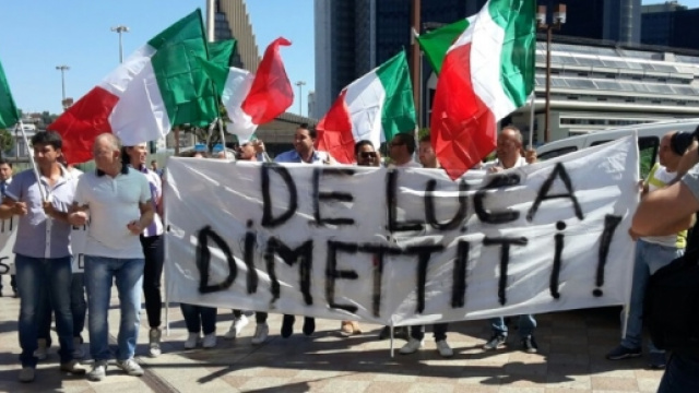 Chieste di nuovo le dimissioni di De Luca