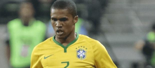 Douglas Costa marca para o Brasil. Douglas Costa marca para o Brasil.