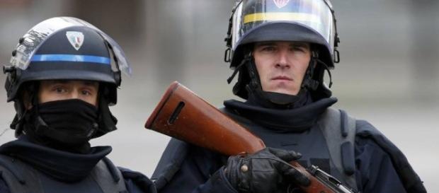 Polícia desencadeia operação no subúrbio de Paris Polícia desencadeia operação no subúrbio de Paris