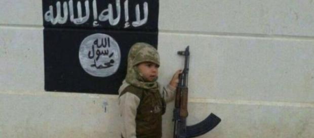 Școala ISIS: locul în care copiii învață să ucidă Școala ISIS: locul în care copiii învață să ucidă