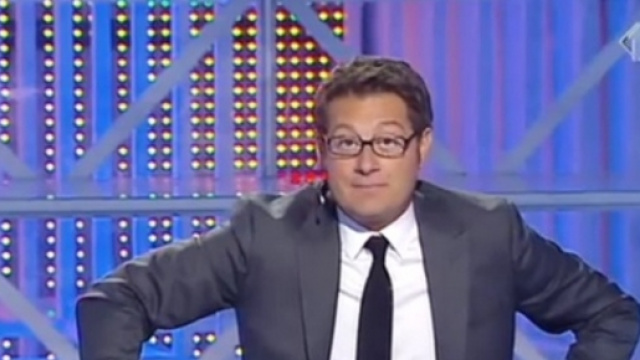 Enrico Papi durante una trasmissione