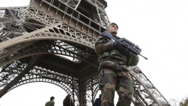 Foto della torre Eiffel dopo l'attentato