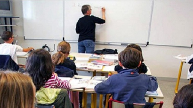 Un docente mentre spiega in classe