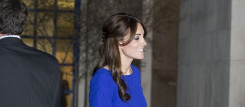 Kate Middleton bellissima in abito blu