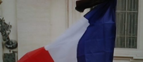 La bandiera francese vestita di lutto.