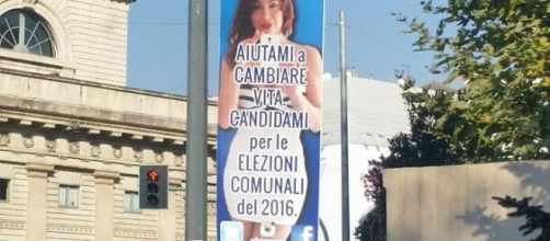 Le affissioni di Efe Bal: "Salvini, candidami"