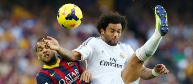 Dani Alves y Marcelo pugnan por un balón Dani Alves y Marcelo pugnan por un balón