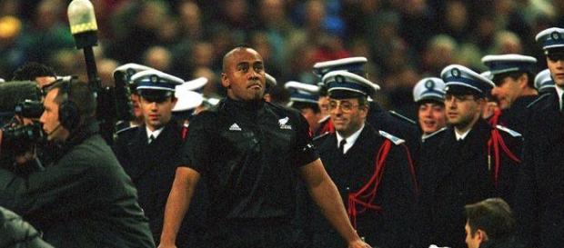 Jonah Lomu celebra un triunfo con Nueva Zelanda Jonah Lomu celebra un triunfo con Nueva Zelanda