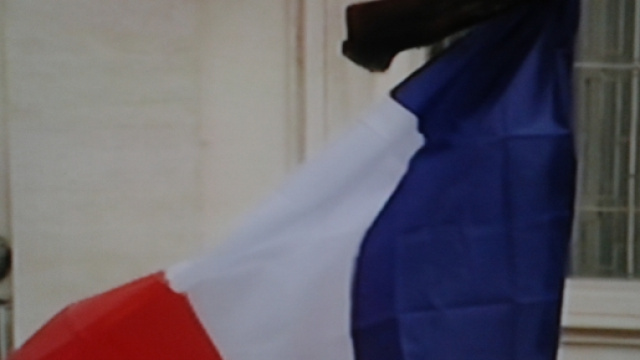 La bandiera francese vestita di lutto.
