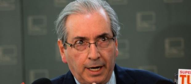 Eduardo Cunha sendo entrevistado por jornalistas Eduardo Cunha sendo entrevistado por jornalistas