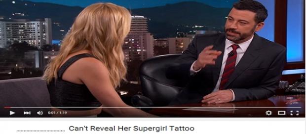 Ella no puede revelar su tatuaje Ella no puede revelar su tatuaje