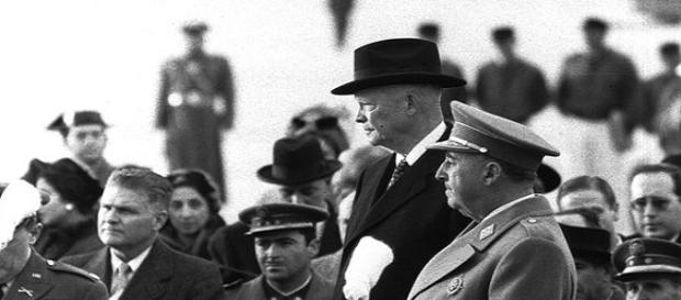 Límite entre lo público y lo privado. Límite entre lo público y lo privado.