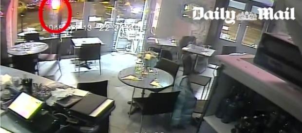Parigi, attacco in un bistrot, le telecamere Parigi, attacco in un bistrot, le telecamere