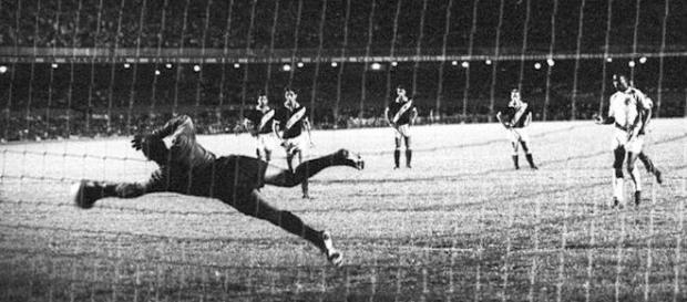 Pele lanzando el mitico penalti Pele lanzando el mitico penalti