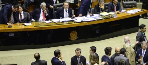 Políticos em mais uma plenária Políticos em mais uma plenária
