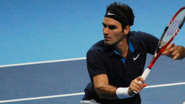 Federer in una delle sue rapide discese a rete