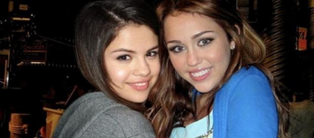 As duas cantoras já foram boas amigas. As duas cantoras já foram boas amigas.
