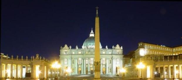 Città del Vaticano illuminata di notte Città del Vaticano illuminata di notte
