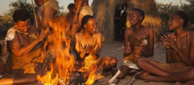 Hazda de Tanzania cantando alrededor de la hoguera Hazda de Tanzania cantando alrededor de la hoguera