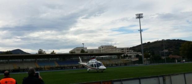 L'eliambulanza in partenza dallo stadio Guariglia L'eliambulanza in partenza dallo stadio Guariglia