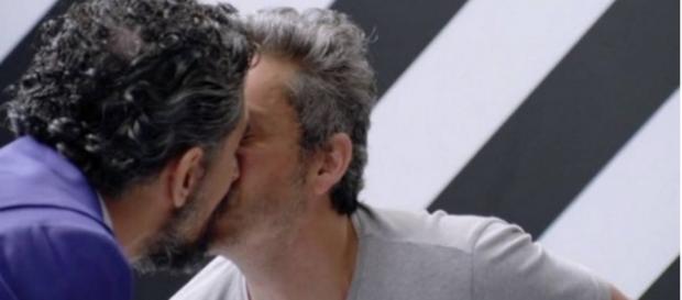 O polêmico beijo gay de Alexandre Nero O polêmico beijo gay de Alexandre Nero