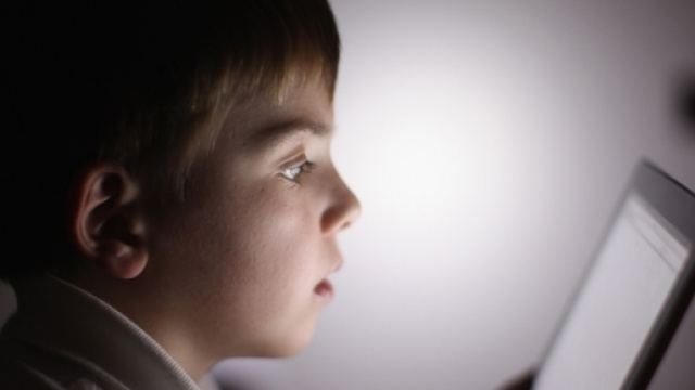 bimbo mostra ai compagni video pornografici