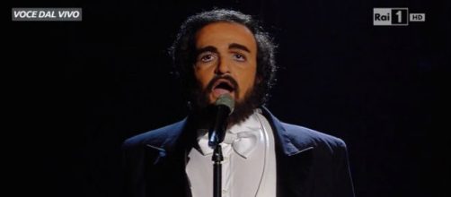 Valerio Scanu mentre imita Pavarotti