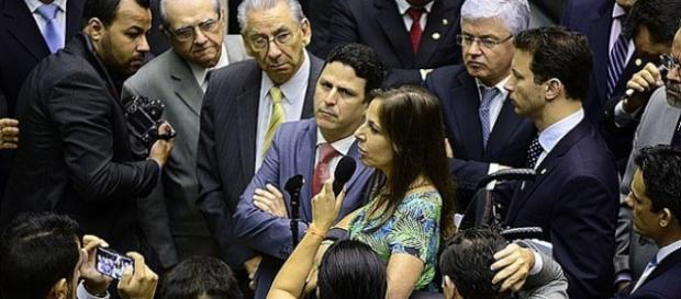 Cunha é criticado por deputada Cunha é criticado por deputada