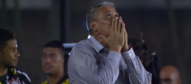 Tite reza em conquista do Corinthians (Reprodução) Tite reza em conquista do Corinthians (Reprodução)