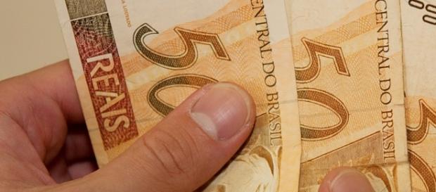 Trabalhador contado seu salário Trabalhador contado seu salário