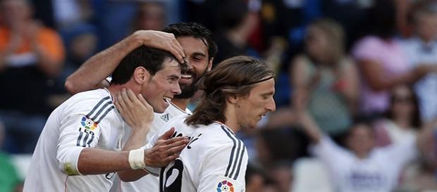 Tres jugadores del Real Madrid, celebrando un gol Tres jugadores del Real Madrid, celebrando un gol