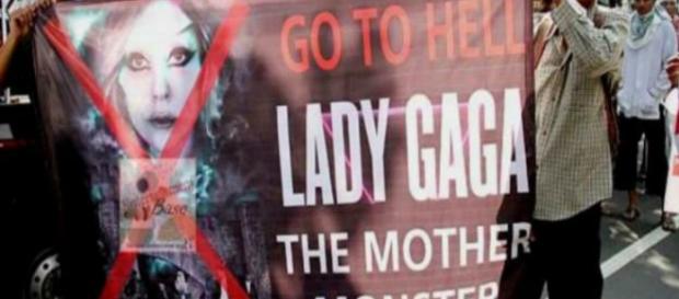 Una manifestazione contro Lady Gaga Una manifestazione contro Lady Gaga