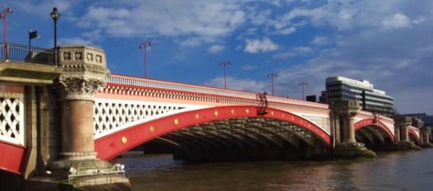 A Ponte de Blackfriars, perto do local da detenção A Ponte de Blackfriars, perto do local da detenção