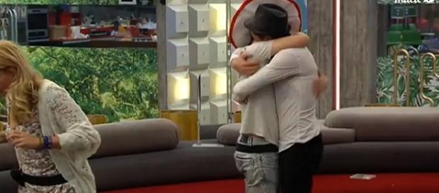 Aritz y Han fundidos en un abrazo. Aritz y Han fundidos en un abrazo.