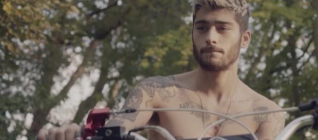 Zayn comenta sobre relações gay no 1D Zayn comenta sobre relações gay no 1D
