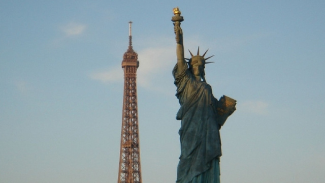I simboli di Parigi e New York: vive la libert&eacute;!