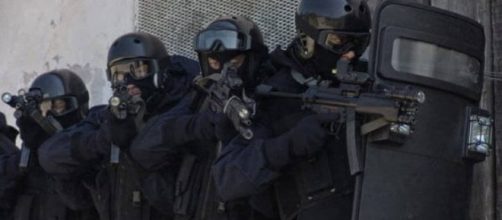 Polizia e Carabinieri con armi e giubbotti scaduti