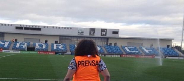 Periodista deportiva en un partido (Sonia Malek) Periodista deportiva en un partido (Sonia Malek)