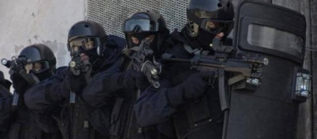 Polizia e Carabinieri con armi e giubbotti scaduti Polizia e Carabinieri con armi e giubbotti scaduti