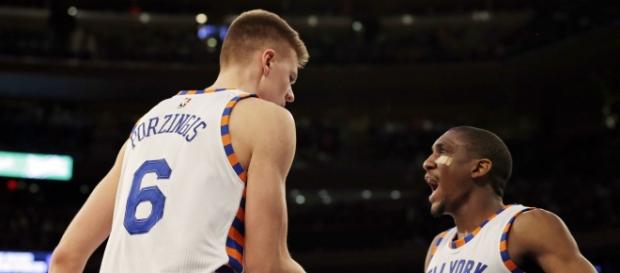 Porzingis celebrando con su compañero Galloway Porzingis celebrando con su compañero Galloway