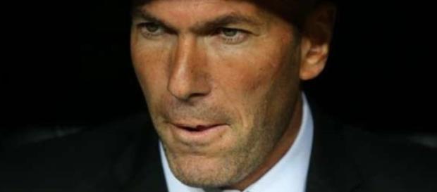 Zidane en el banquillo merengue Zidane en el banquillo merengue