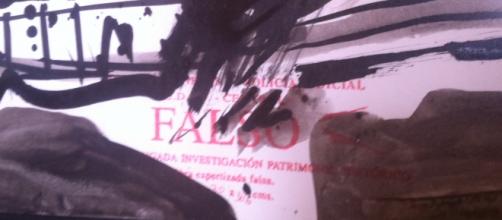 Detalle: sello de "FALSO" en un obra falsificada